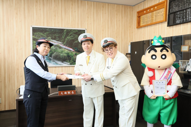 『映画クレヨンしんちゃん 奇々怪々！オラの妖怪バケ～ション』公開直前！夏の秋田キャンペーンにて、しんのすけがマユリカが駅長体験