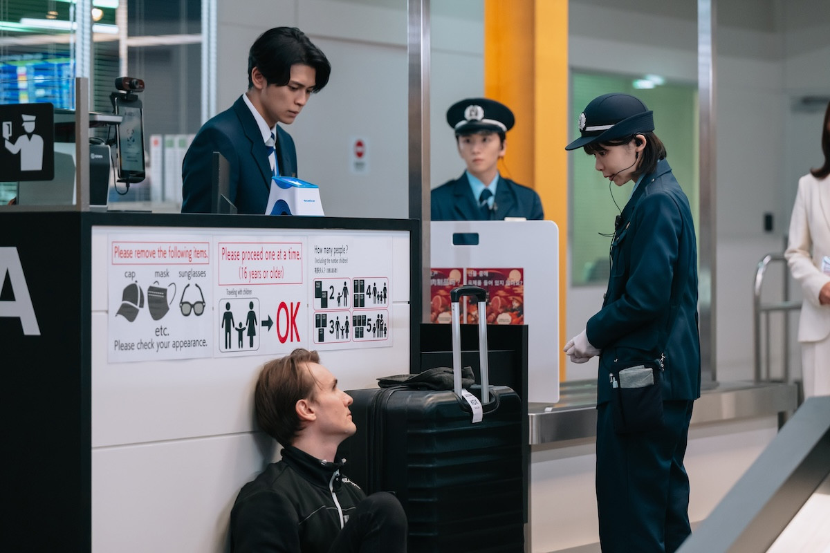 『大空港～GATE24～』初回 趣里、謎のクセ強税関職員役に反響「右京さんのDNA」「変人役ハマる」