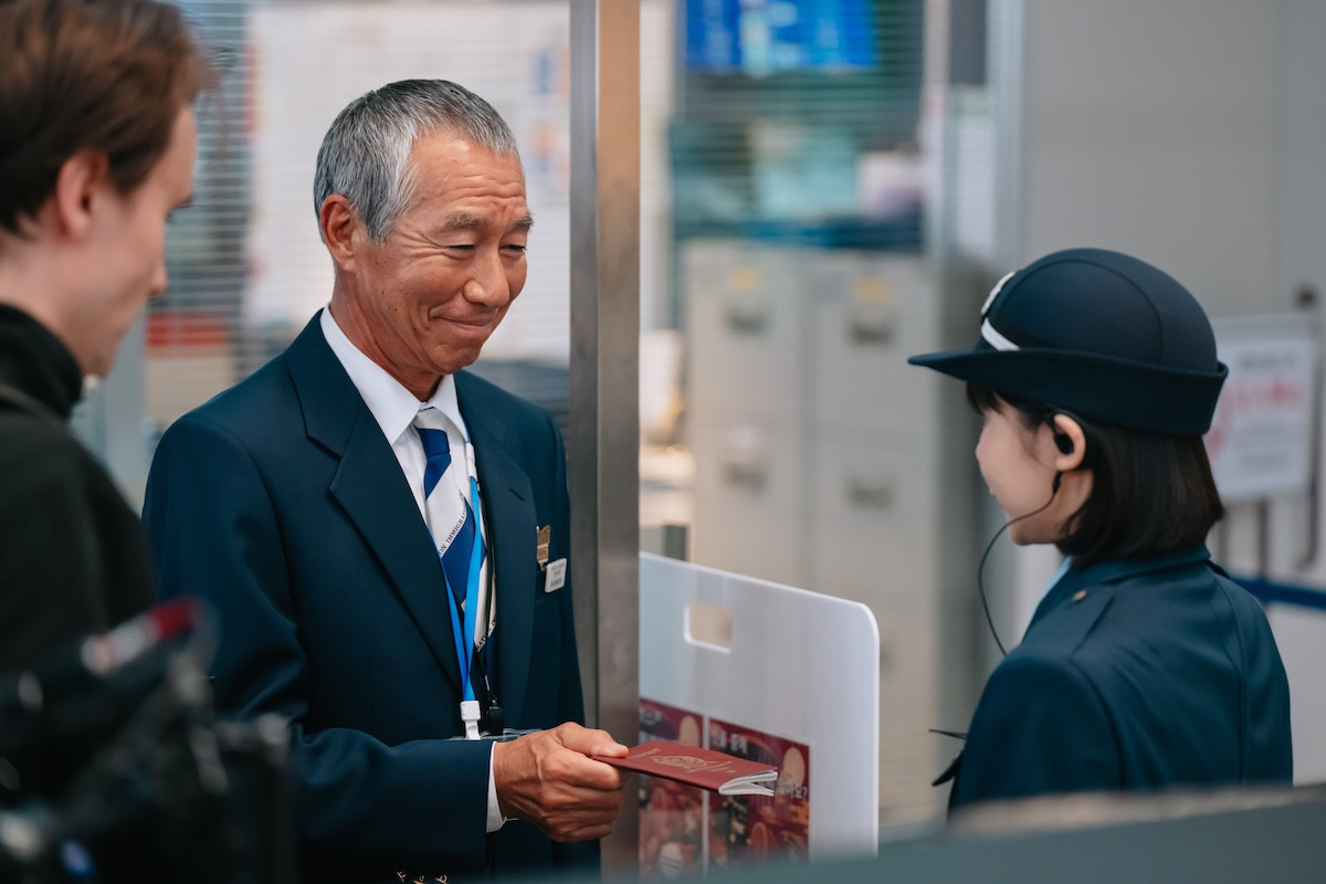 『大空港～GATE24～』初回 趣里、謎のクセ強税関職員役に反響「右京さんのDNA」「変人役ハマる」