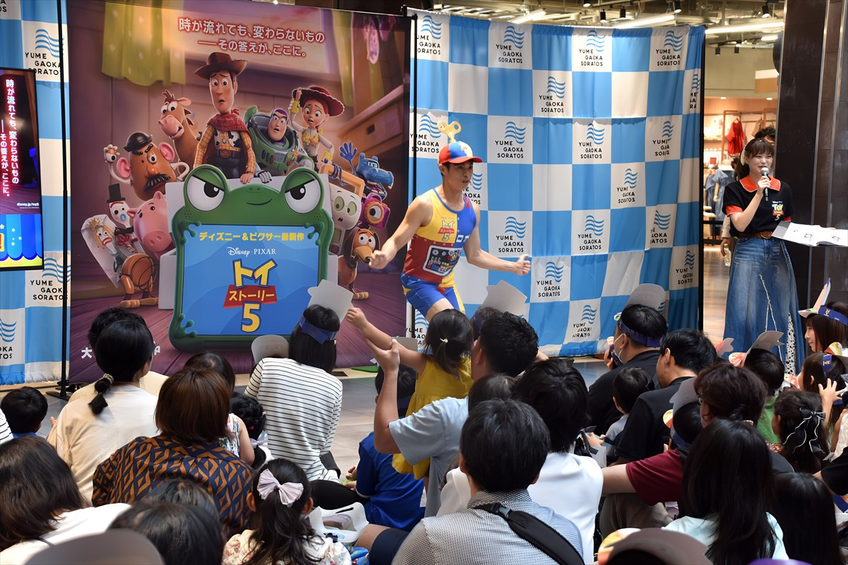 小島よしお改め"小島ロボお"、子どもたちと『トイ・ストーリー5』大ヒットをお祝い　「5回見れば見つかる？」カメオ出演もアピール