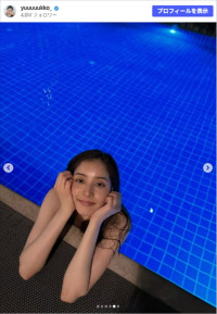 タイのナイトプールを満喫する新木優子　※「新木優子」Instagram