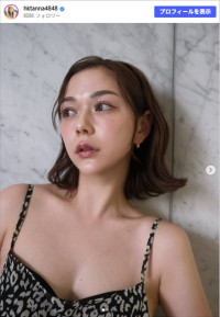 村重杏奈、大胆に開いた背中が印象的なキャミワンピ　※「村重杏奈」Instagram