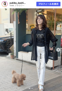 柏木由紀子、スタイリッシュなモノトーンコーデを披露　※「柏木由紀子」Instagram