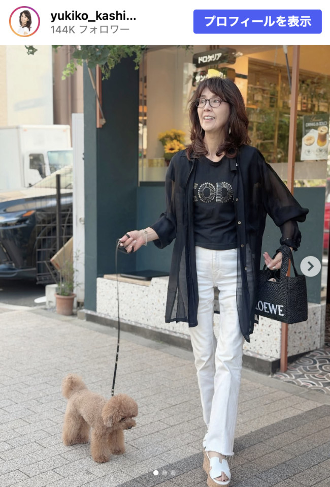 柏木由紀子、スタイリッシュなモノトーンコーデを披露　※「柏木由紀子」Instagram