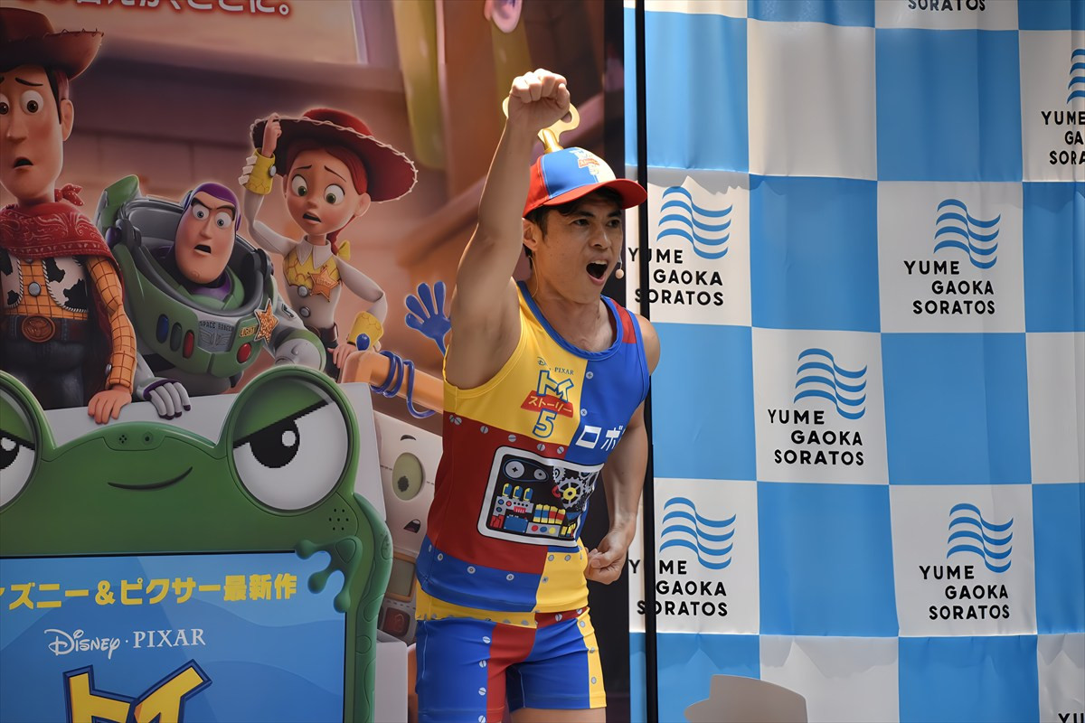 小島よしお改め"小島ロボお"、子どもたちと『トイ・ストーリー5』大ヒットをお祝い　「5回見れば見つかる？」カメオ出演もアピール