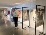8年間の任期中の公演ポスターと共に立つ小川絵梨子芸術監督