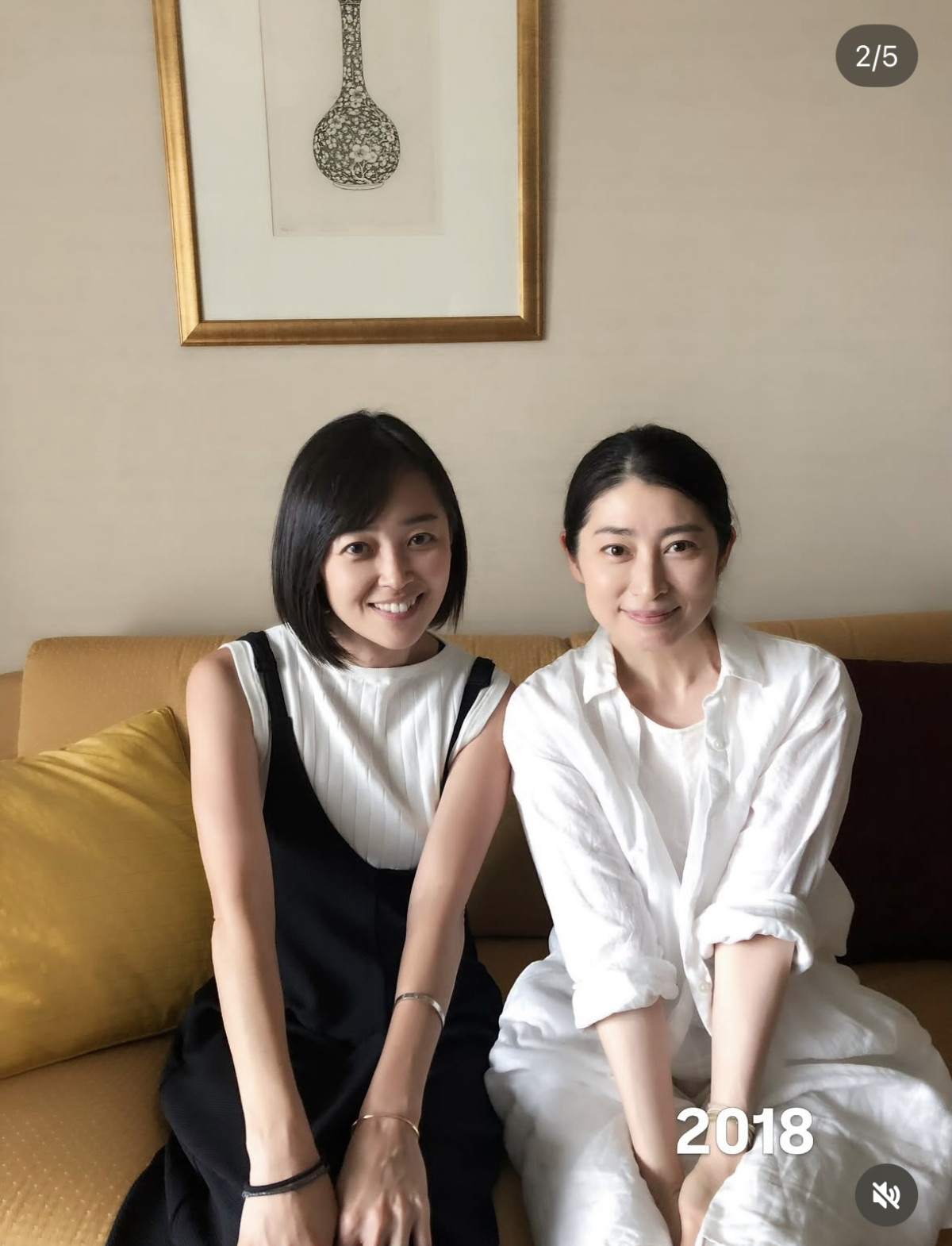 『スケバン刑事』と『セーラー服反逆同盟』が同級生!?　変わらぬ美しさの2ショットに驚き