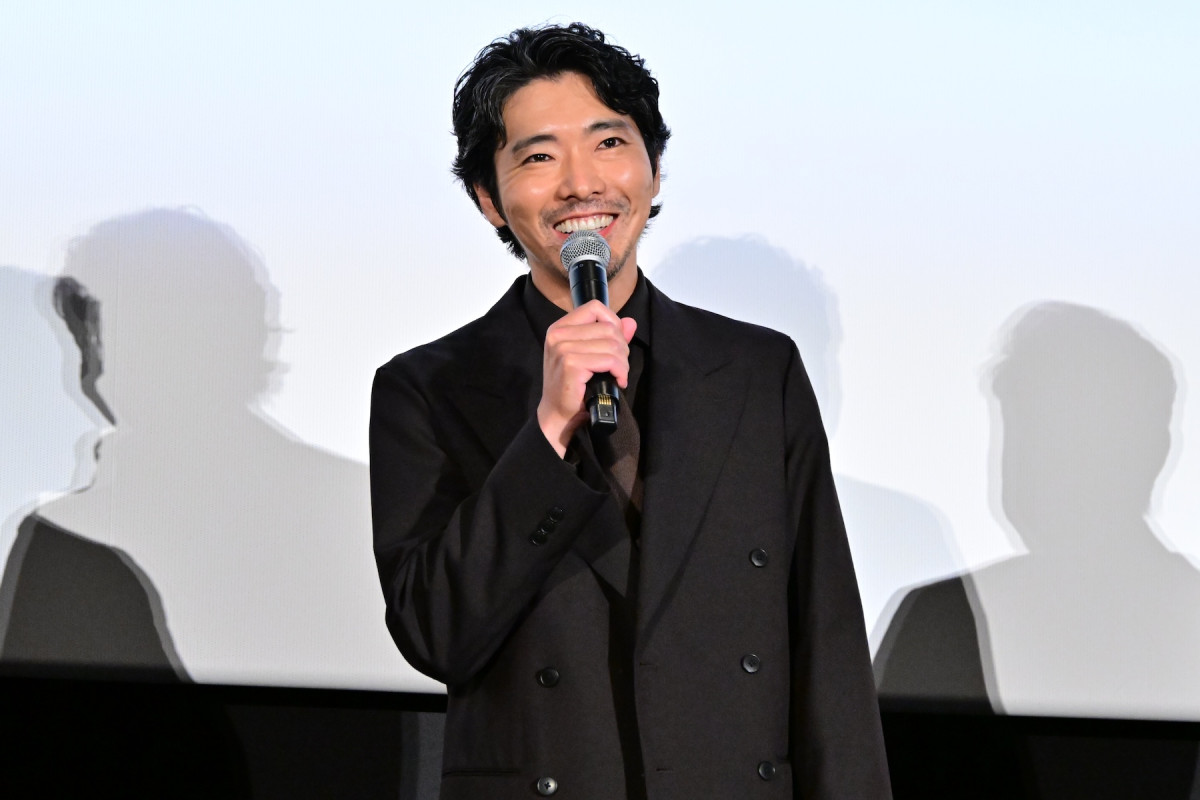 松村北斗＆今田美桜『白鳥とコウモリ』完成披露に登壇　原作者・東野圭吾への思いと見どころを語る