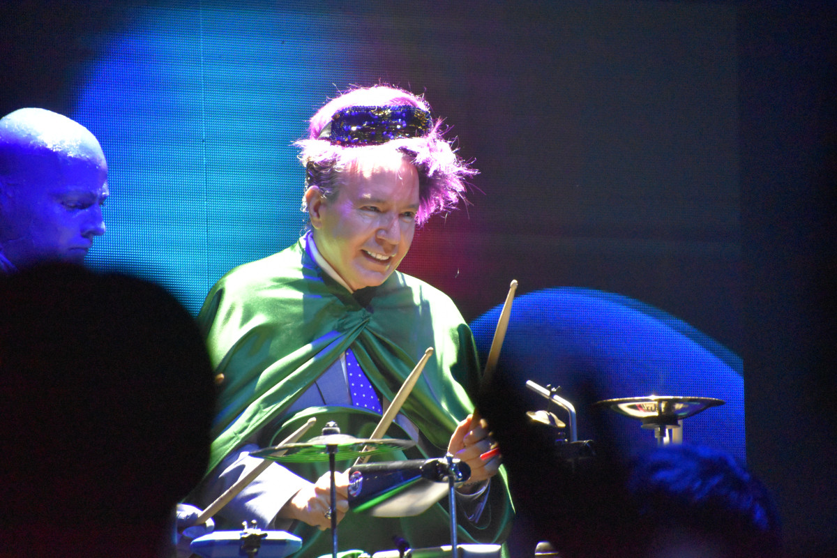 鈴木愛理「まさか自分が歌う日が来るとは」　歴史ある『BLUE MAN GROUP』楽曲「I FEEL LOVE」を熱唱