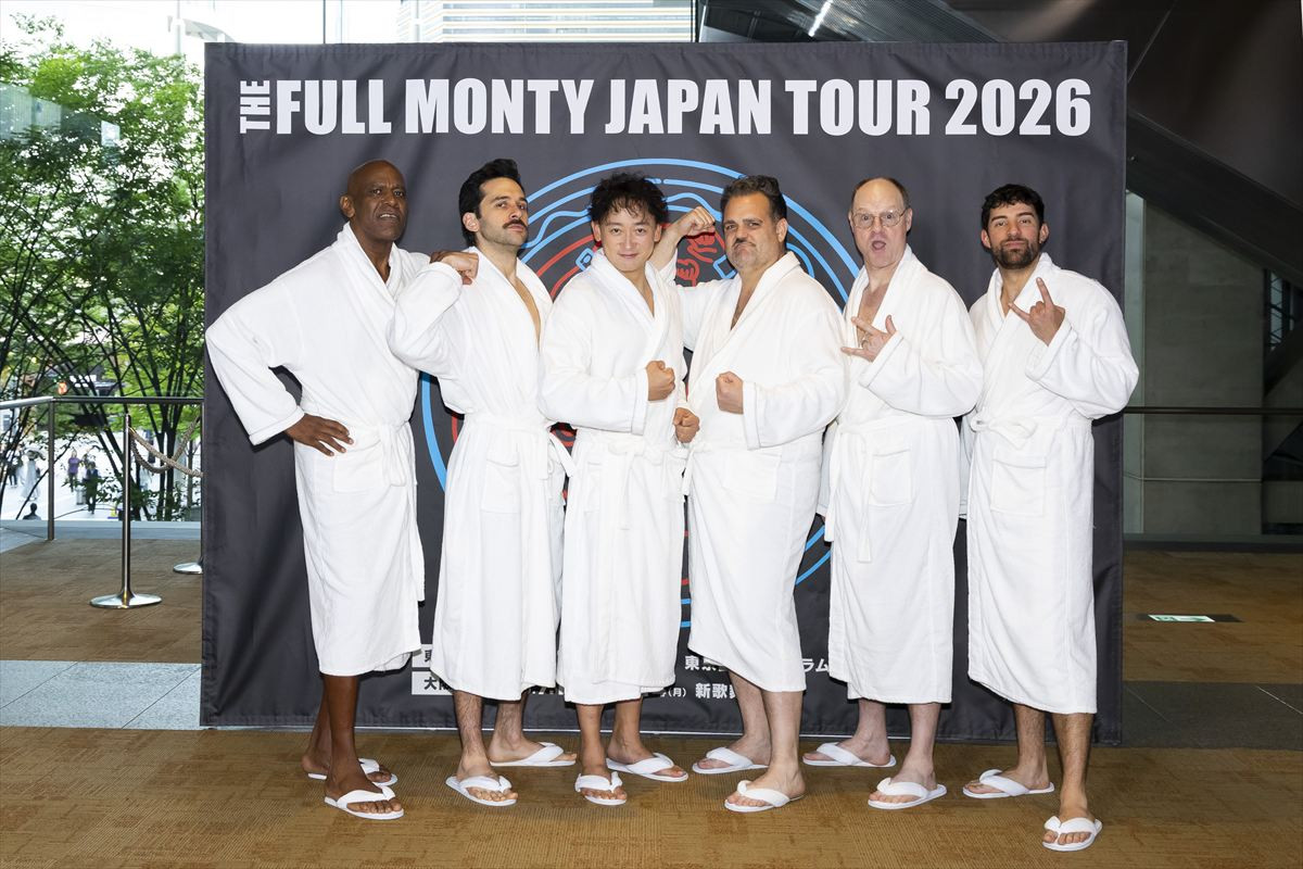 山本耕史、バスローブ姿で「すごく爽快」　ミュージカル『フル・モンティ』開幕！