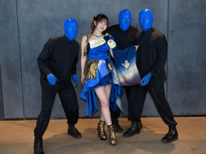 『ブルーマングループ2026新宿公演』鈴木愛理がスペシャルゲストとして登場