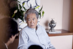 映画『月がみている』に出演する西岡德馬