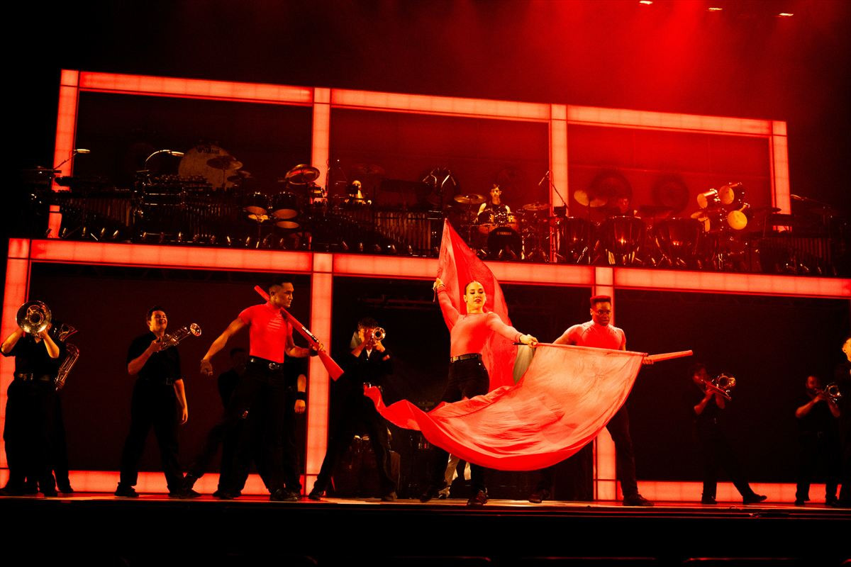 佐野晶哉も大興奮「すごい高揚感！」“音爆のサーカス” 『blast ブラスト！』東京公演が開幕！
