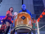 『ブルーマングループ2026新宿公演』ブルーマン×「歌舞伎町BON ODORI」コラボにて
