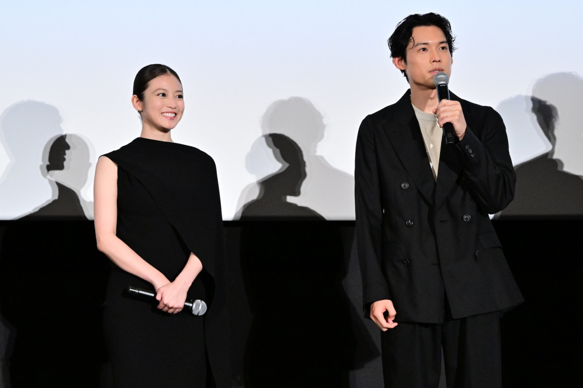 松村北斗＆今田美桜『白鳥とコウモリ』完成披露に登壇　原作者・東野圭吾への思いと見どころを語る