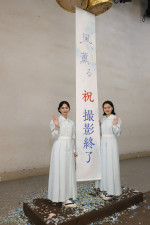 連続テレビ小説『風、薫る』に出演する（左から）見上愛、上坂 樹里　クランクアップ写真