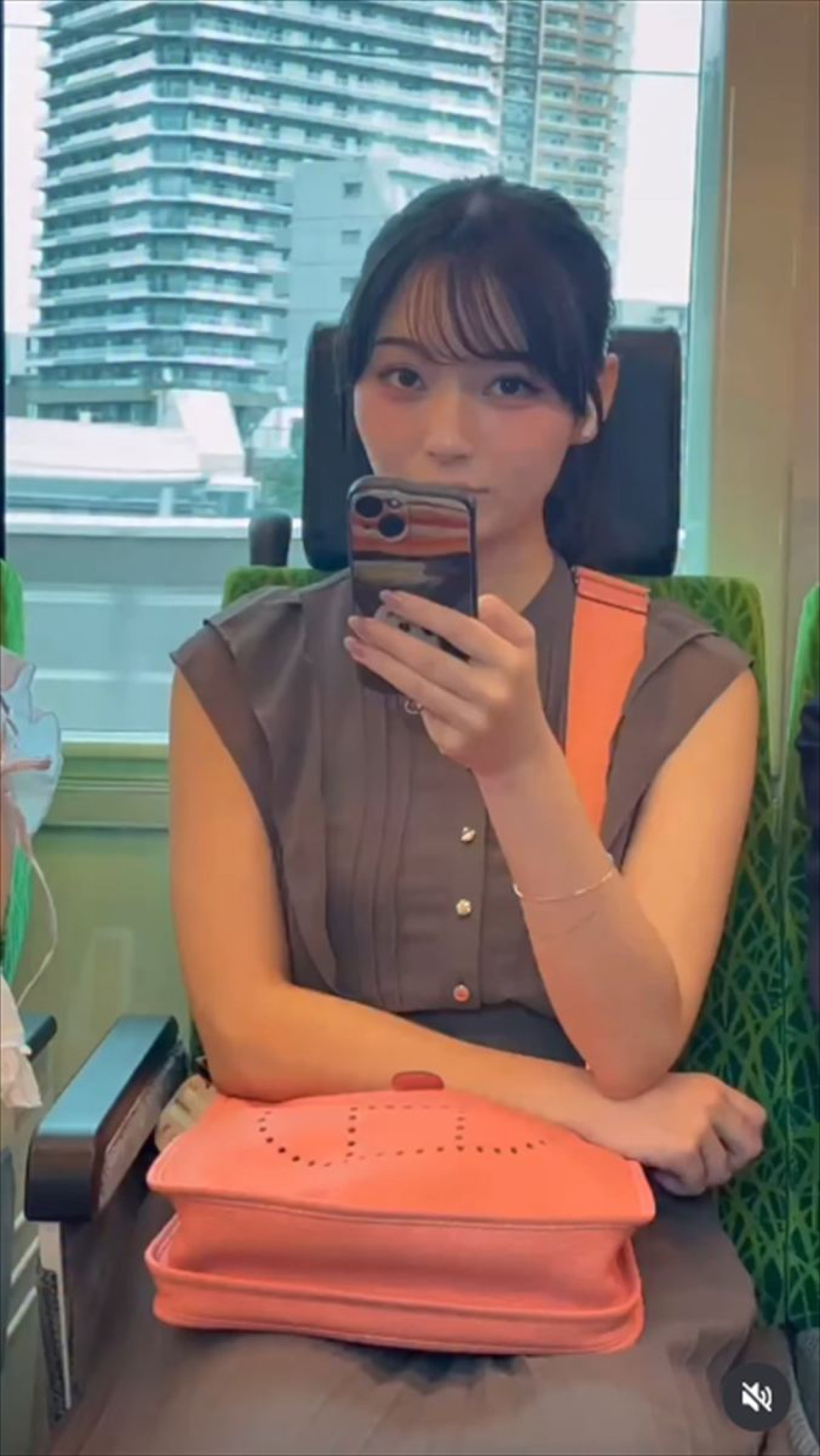 “可愛すぎる”元スタバ店員、電車での美しさにネット衝撃　グラビアも話題の22歳