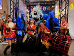 『ブルーマングループ2026新宿公演』ブルーマン×「歌舞伎町BON ODORI」コラボにて
