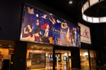 特大オリジナルアート「シーニック」（写真はイオンシネマ板橋）