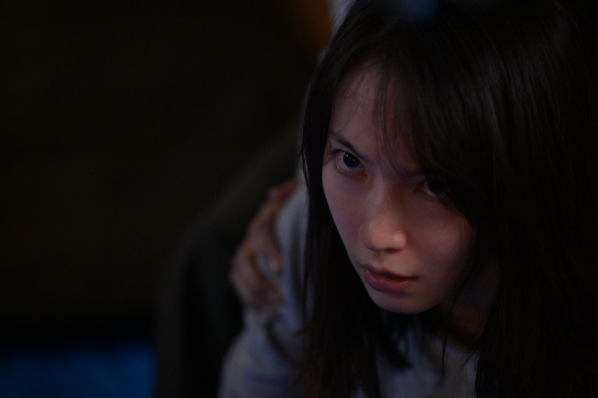 吉岡里帆＆奈緒、DV被害者と刑事の葛藤を熱演　『シャドウワーク』迫真の新場面写真公開