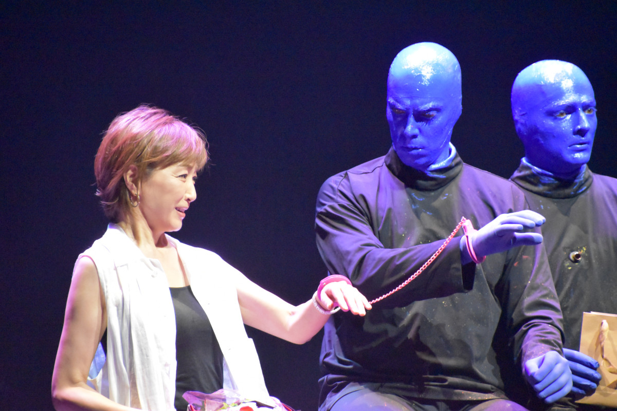 鈴木愛理「まさか自分が歌う日が来るとは」　歴史ある『BLUE MAN GROUP』楽曲「I FEEL LOVE」を熱唱