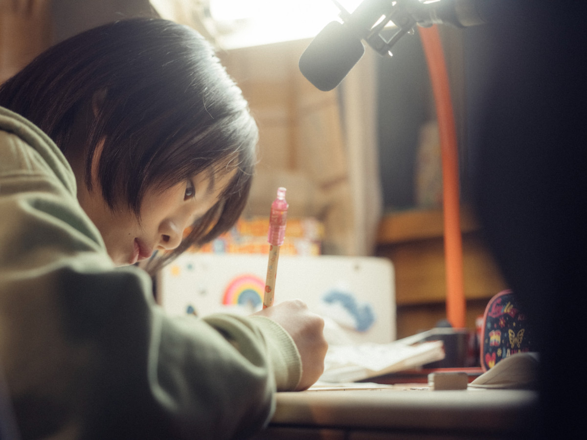 実写映画『ルックバック』出口夏希＆蒔田彩珠らの真剣な眼差し　メイキング写真＆オフショット解禁