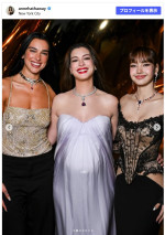ブルガリのイベントにて（左から）デュア・リパ、アン・ハサウェイ、BLACKPINK・リサ　※「アン・ハサウェイ」Instagram