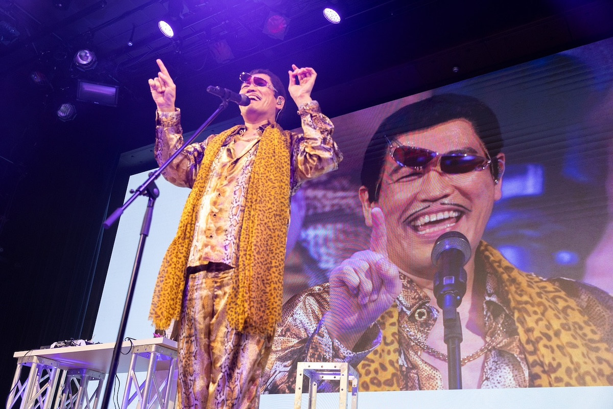 ピコ太郎「PPAP」10周年ライブに小林幸子＆木梨憲武ら豪華ゲスト集結！　アルバムリリースも発表