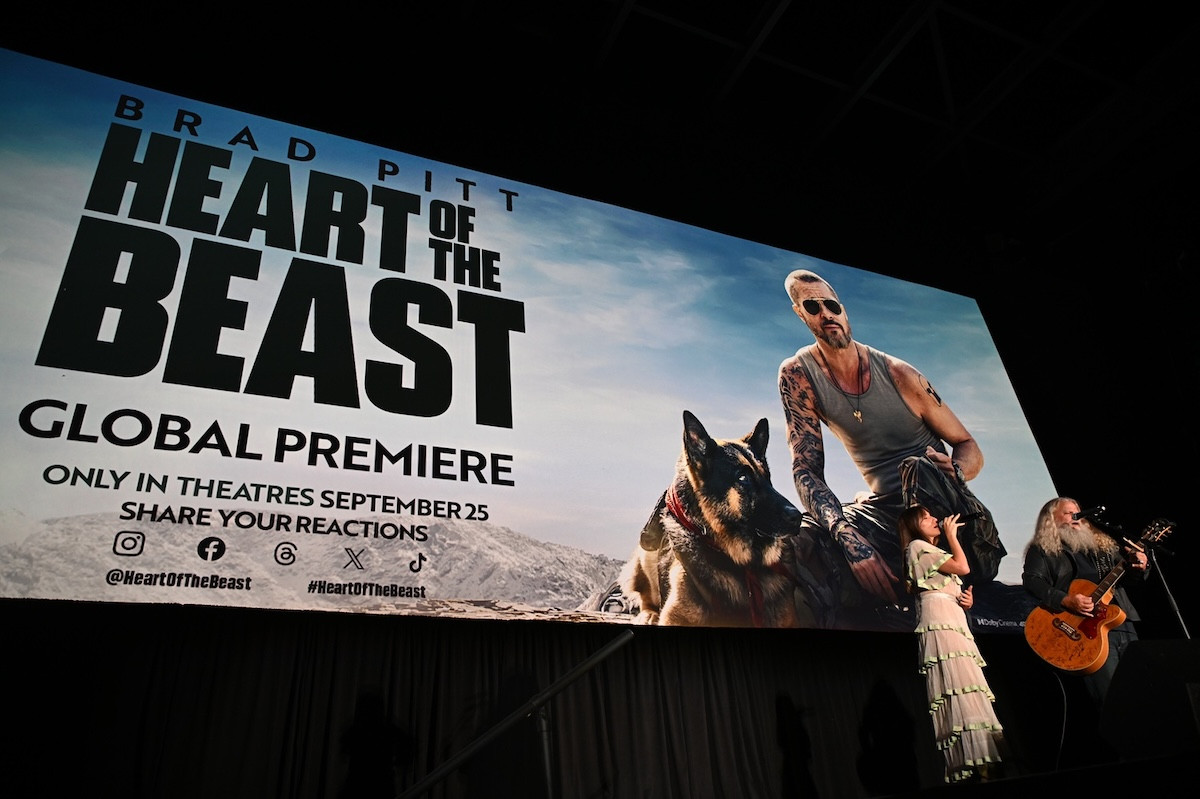 ブラッド・ピット、愛犬家の顔全開！ 『ハート・オブ・ビースト』プレミアで大型犬たちと笑顔