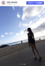 杜このみ、ビーチで佇むオフショット　※「杜このみ」Instagram
