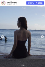 杜このみ、ビーチで佇むオフショット　※「杜このみ」Instagram