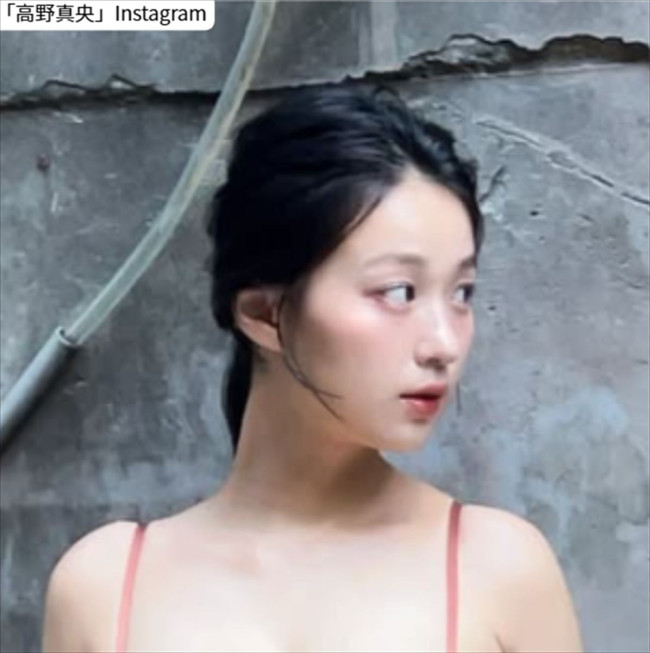 高野真央、ソロショット　※「高野真央」Instagram
