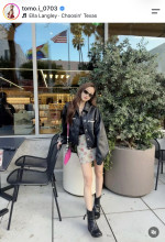 板野友美、秋コーデのオフショット披露　※「板野友美」Instagram