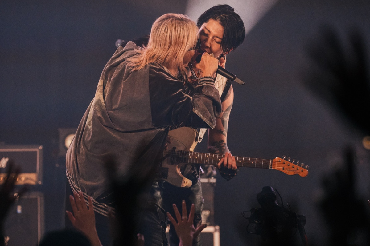 MIYAVI、45歳誕生日にスペシャルライブ開催　HYDEがサプライズ登場！