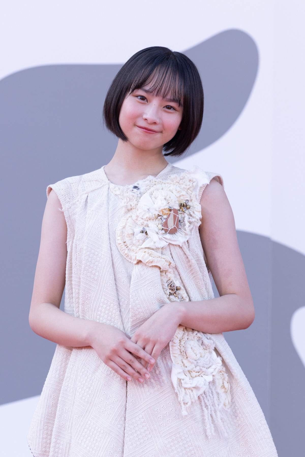 出口夏希＆蒔田彩珠、シックなドレス姿でヴェネチア国際映画祭レッドカーペットに登場