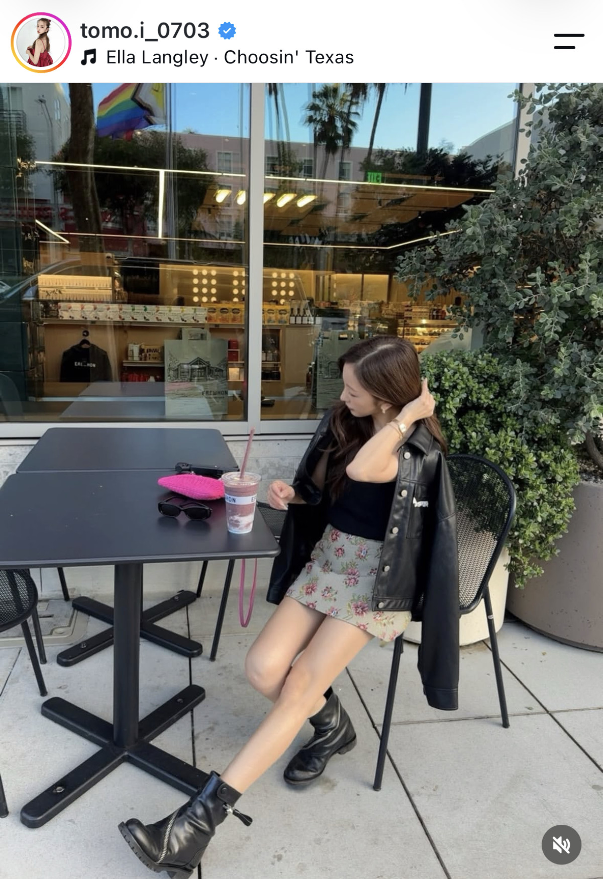板野友美、花柄ミニから美脚すらり　レザージャケットを合わせた秋コーデに「可愛い」