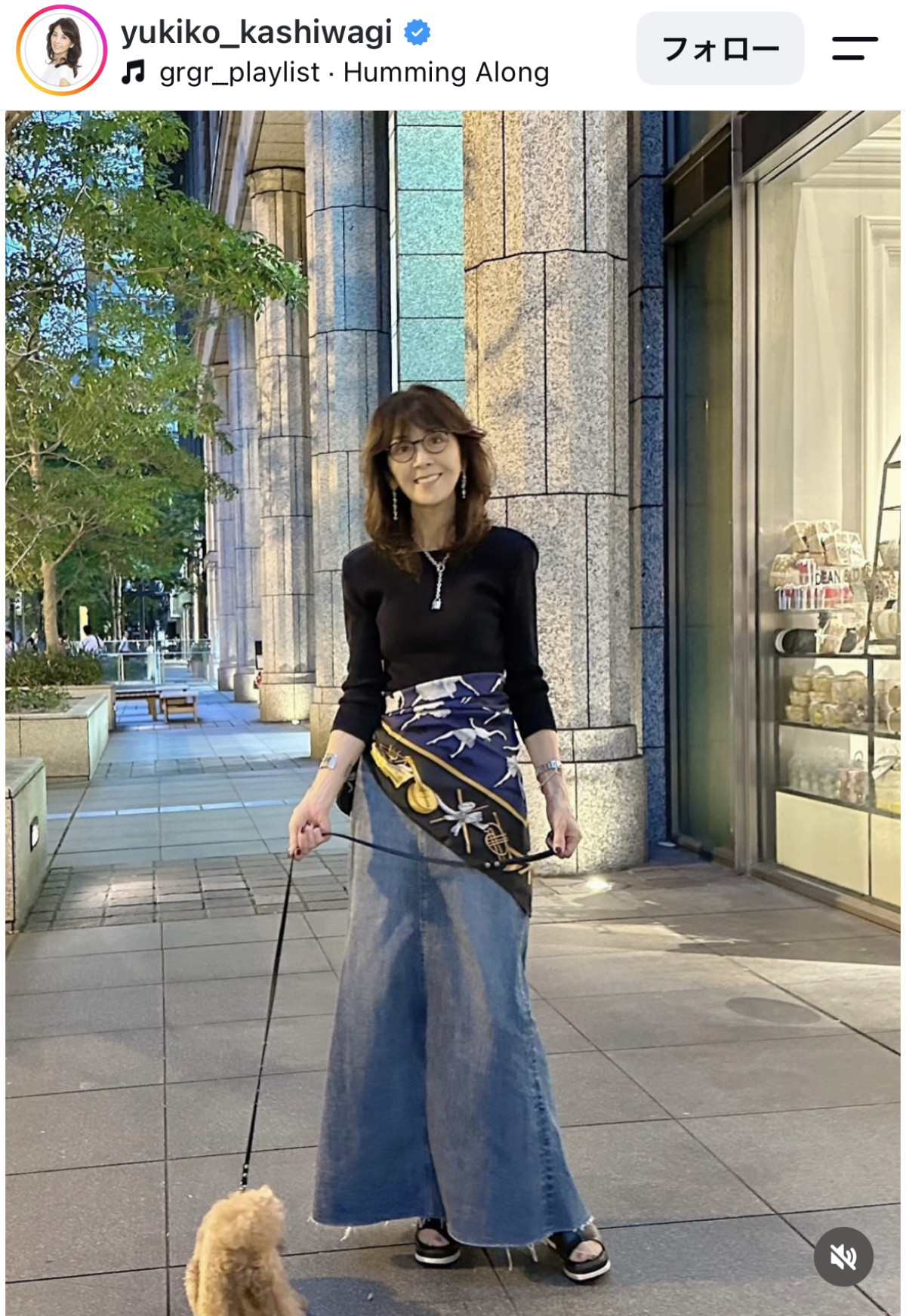 柏木由紀子78歳、デニムスカート×腰巻きスカーフの“大人コーデ”に反響「自然に似合う方って素敵」