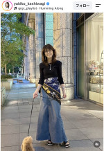 柏木由紀子“大人コーデ”のオフショットを披露　※「柏木由紀子」Instagram