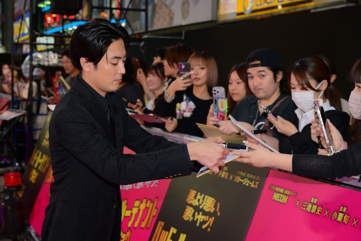 小栗旬＆間宮祥太朗＆野村周平＆西野七瀬らがゴジラロードをかっ歩！ 『バッド・ルーテナント：トウキョウ』日本初披露