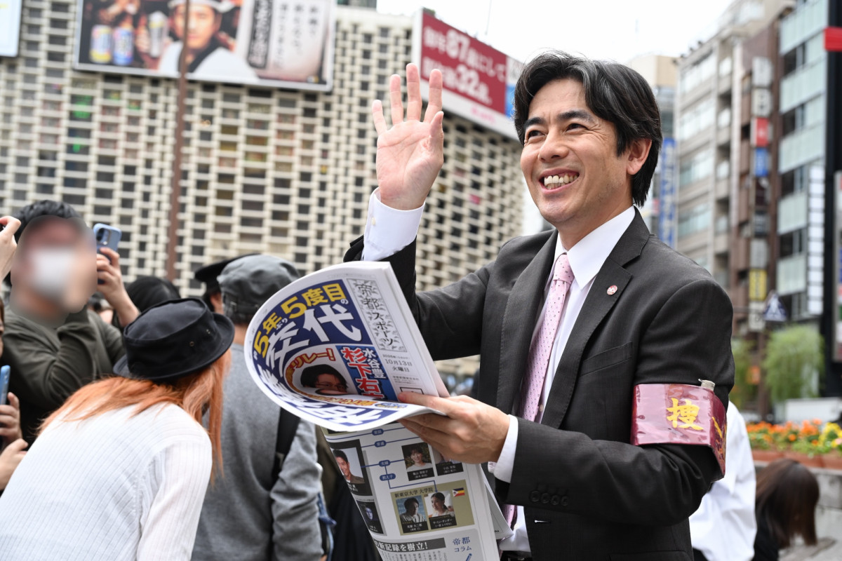 『相棒 season25』川原和久＆山中崇史＆篠原ゆき子が新橋駅前で号外配布　ファンからは拍手と歓声
