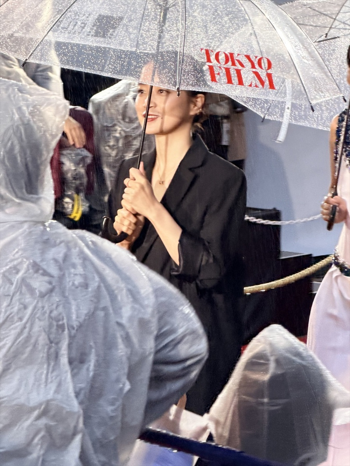 岸井ゆきの、ざっくりノースリーブ＆パンツスタイルで登場！＜第39回東京国際映画祭＞