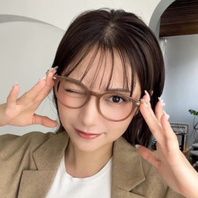 桃月なしこ、レアなメガネ姿、グラビアオフショット！　※「桃月なしこ」Instagram