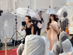 「第39回東京国際映画祭」オープニングレッドカーペットに登場した（左から）南沙良、井上和