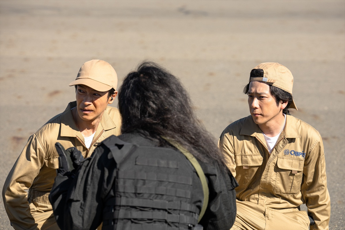 『VIVANT』“ノコル”二宮和也「お前誰だ？」“F”堺雅人との“にらみ合い”に騒然「顔が近すぎる…」「キスしそう」