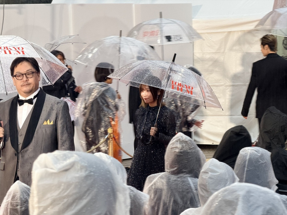井上和、エレガントなピンクドレスで会場を魅了　南沙良はオールバックでクールに＜第39回東京国際映画祭＞