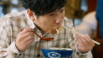 丸亀製麺 新テレビCM「もう戻れない。肉辛まぜうどん」松岡昌宏・二宮和也共演篇より