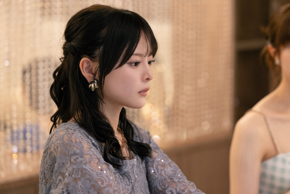 齊藤なぎさ、純朴な制服にホステス姿 『女帝』気品あふれる着物姿を含む場面カット4点解禁