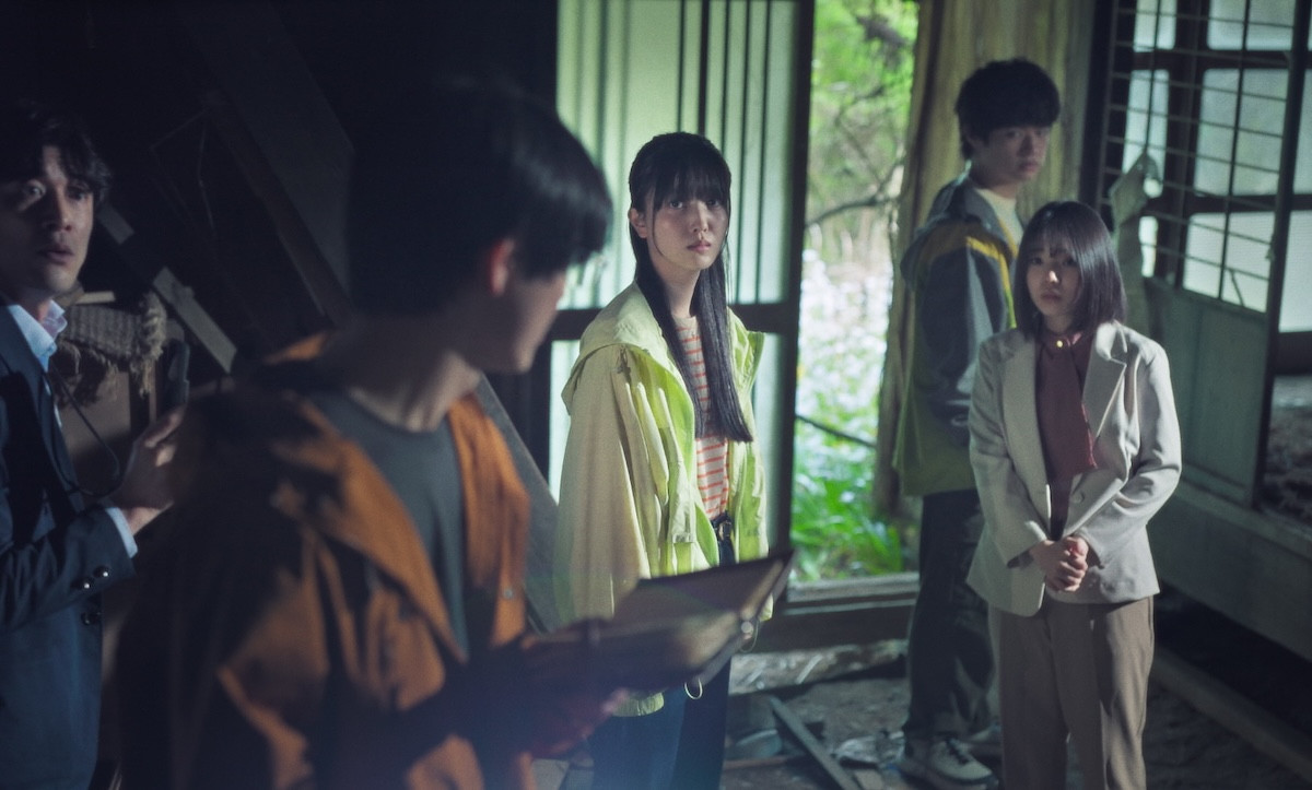 前田拳太郎×久保史緒里、映画『巨頭ｵ』不気味な巨大頭が迫る予告公開！　渡邉蒼・柳憂怜ら追加キャストも