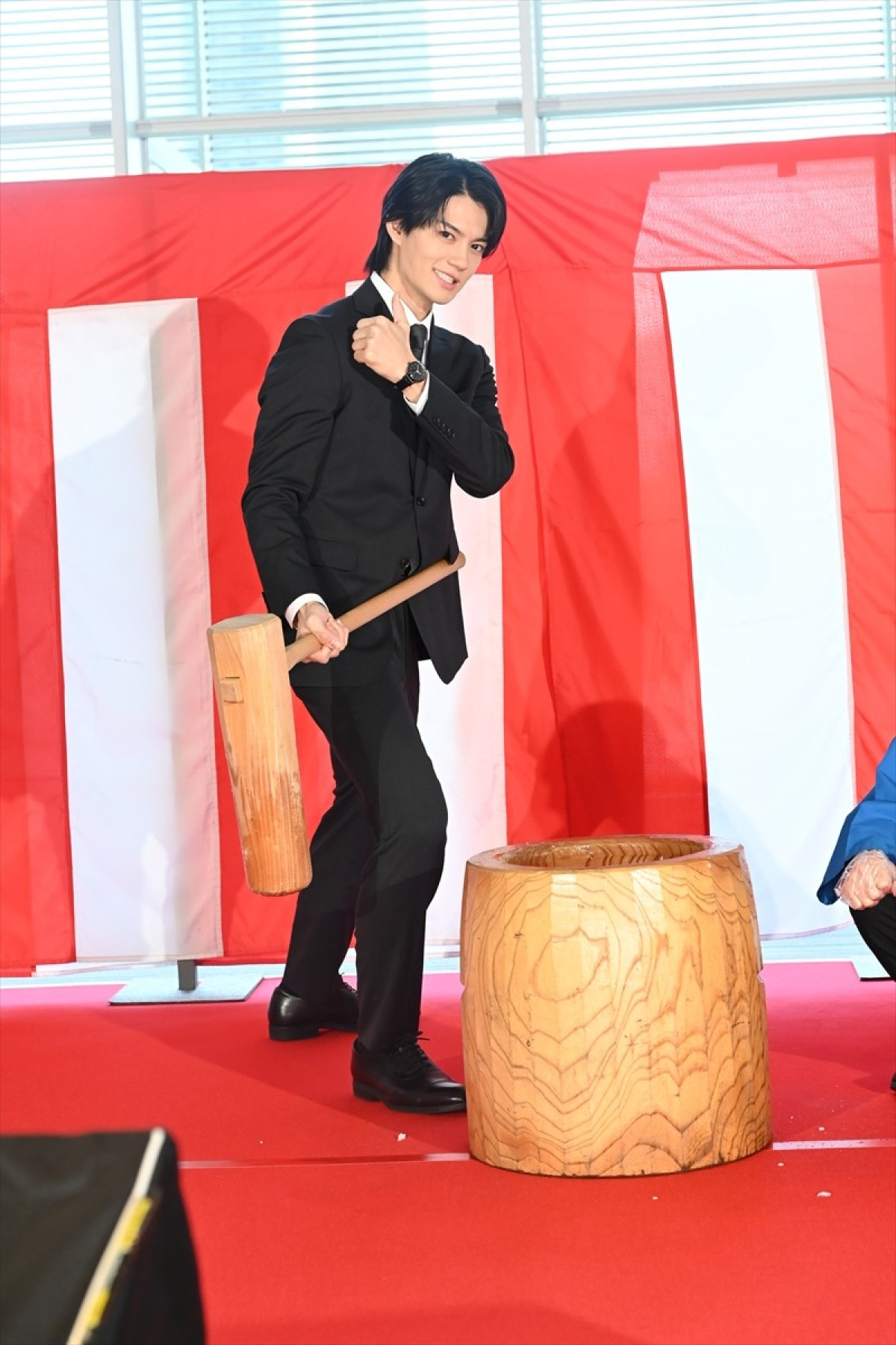 松嶋菜々子、約10kgの杵で餅つき　「全然大丈夫」と余裕の表情