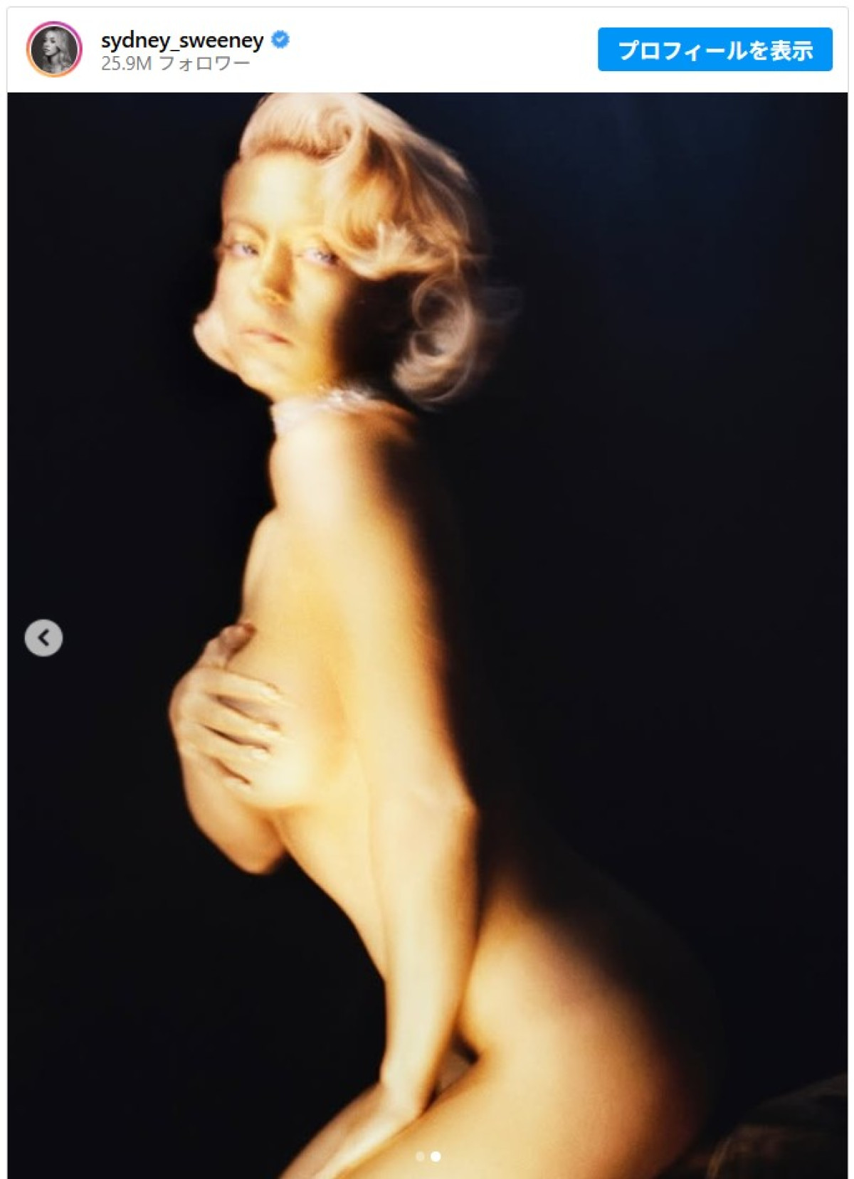 シドニー・スウィーニー、全身ペイントで黄金に輝くボディを披露